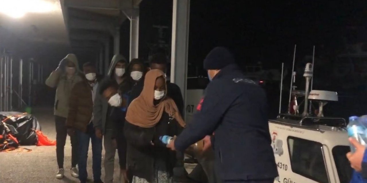 İzmir açıklarında Yunanistan'ın geri ittiği 9 göçmen kurtarıldı