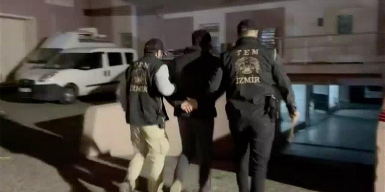 İzmir Şirinyer'de sokağa çıkan gençlere polis müdahale etti