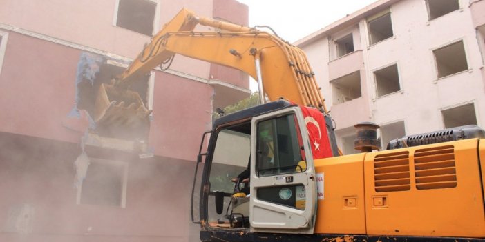 Deprem riski taşıyan 63 daireli site yıkıldı