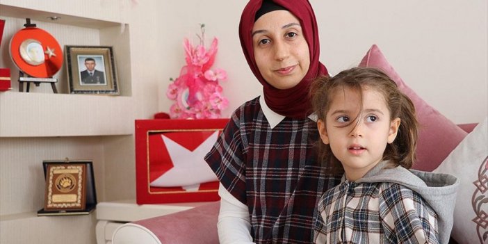 Şehit Eşi Hasret Öğretmen, Kızı Ve Öğrencileriyle Hayata Tutunuyor