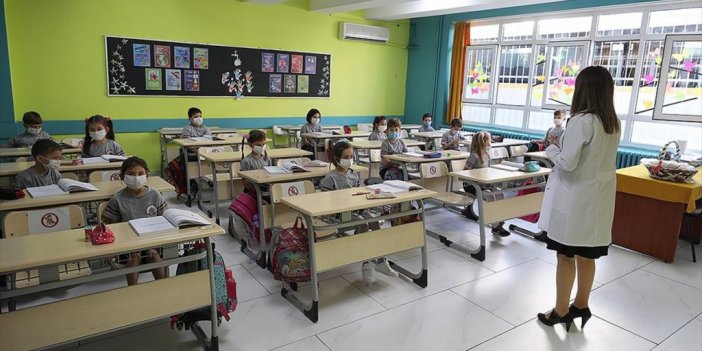 Yaklaşık 1 Milyon 200 Bin Öğretmen Genç Nesilleri Geleceğe Hazırlıyor