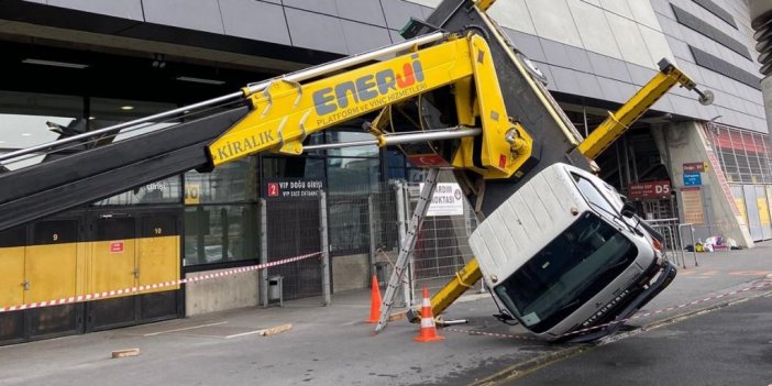 Galatasaray Stadyumu’nda vinç devrildi: 3 yaralı