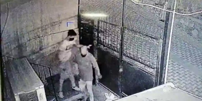 Duvarı delerek hırsızlık yapan soyguncular kamerada