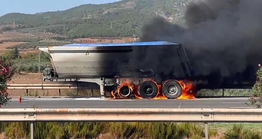 Klinker yüklü tırın dorsesi alev alev yandı