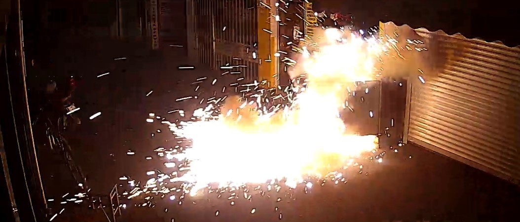 Yemek tavasını, fırın kapalı olunca enerji panosuna bıraktı, pano bomba gibi patladı