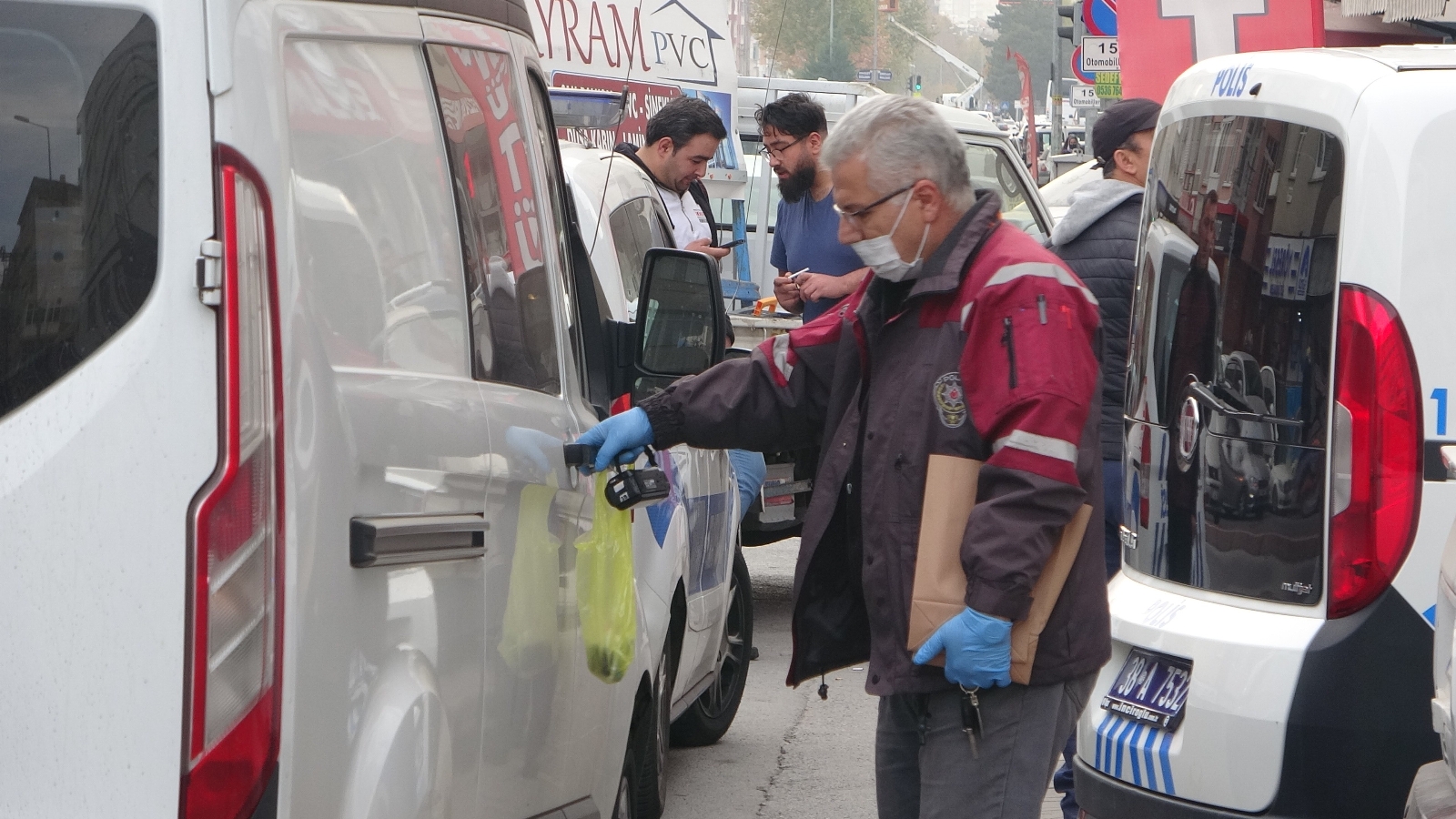 Annesini öldürüp babasını yaralayan şahıs hayatını kaybetti