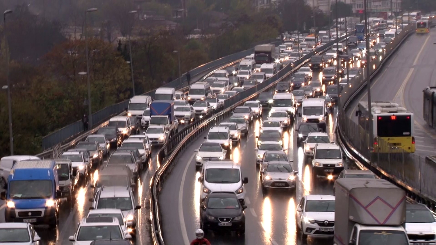 Yağışlı Hava Nedeniyle Trafik Yoğunluğu Yüzde 76 Oldu