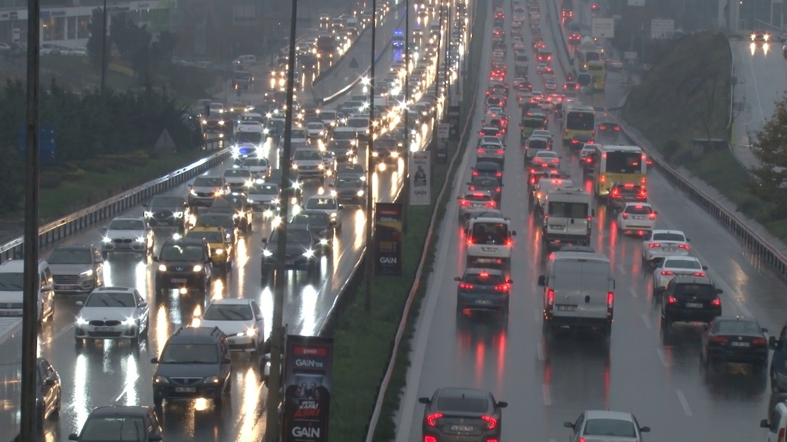 İstanbul’da sağanak yağış etkili oldu: İş çıkışı trafik kilitlendi