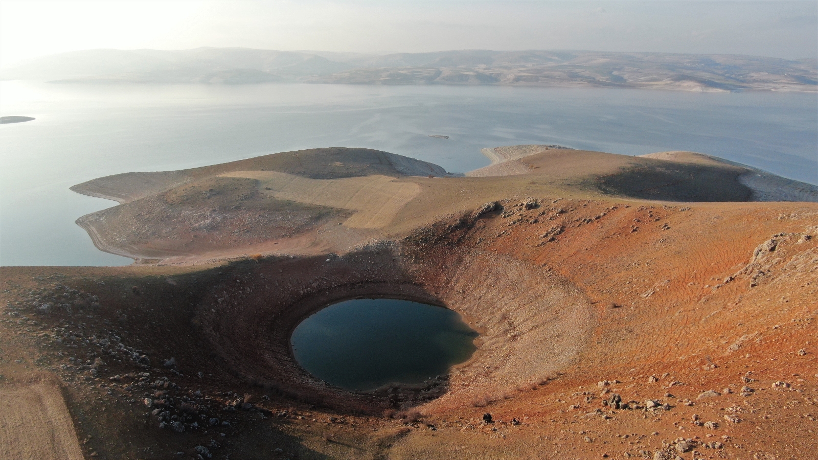 Sular çekilince ortaya çıkan devasa obruk drone ile görüntülendi