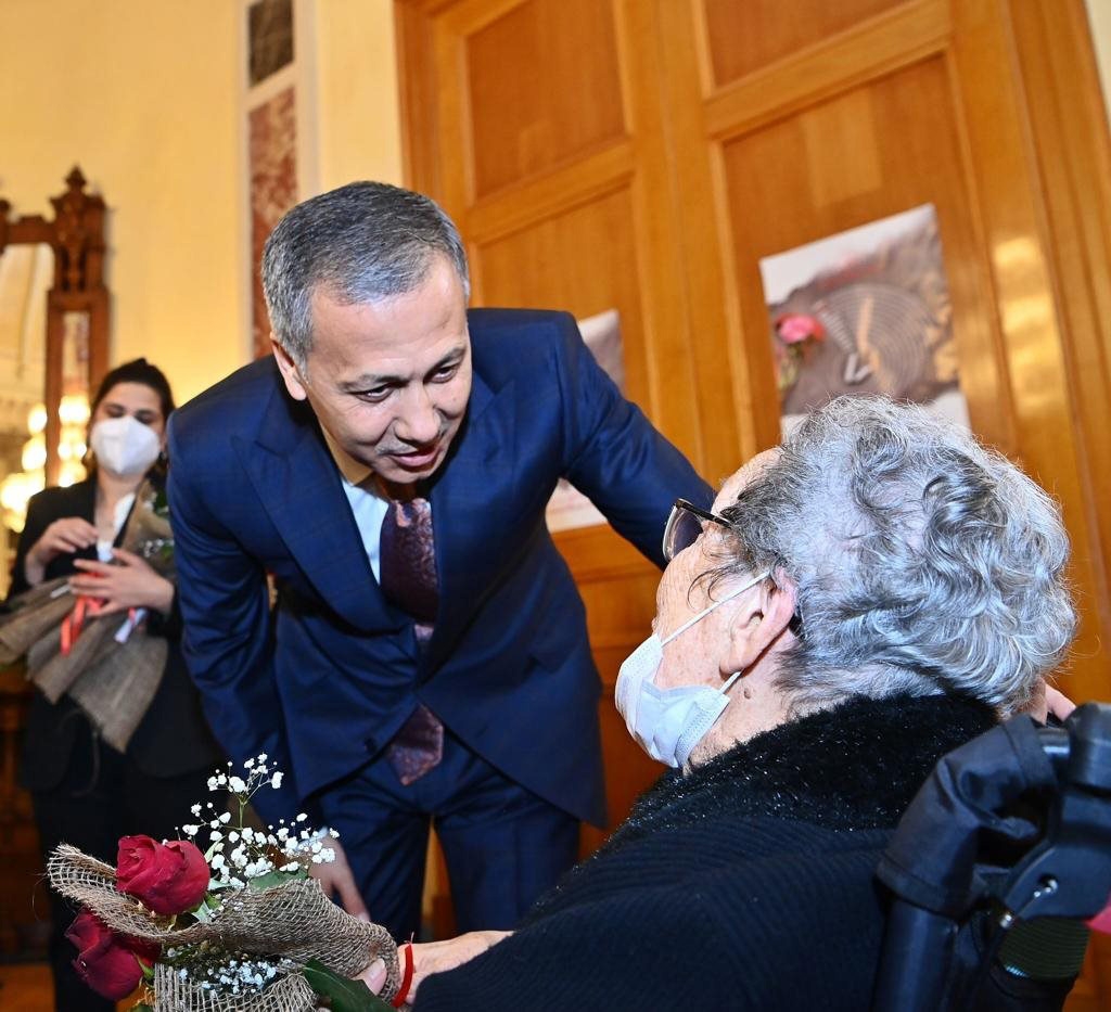 Yerlikaya, huzurevi sakini ve evde/hastanede eğitim veren öğretmenlerin Öğretmenler Günü’nü kutladı