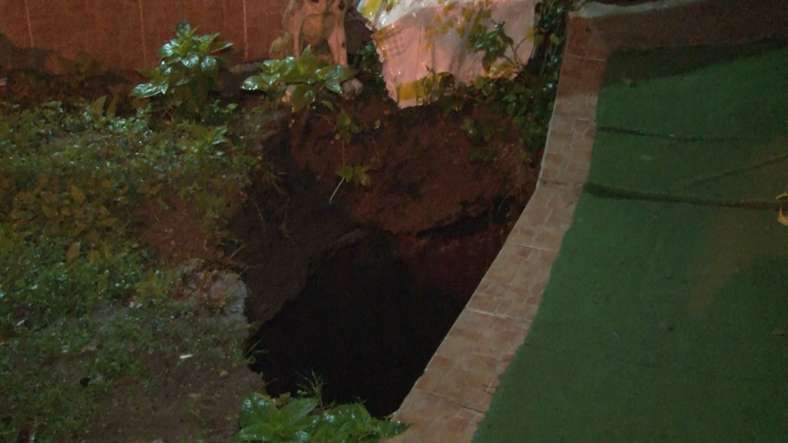 Büyükçekmece’de 3 katlı binanın bahçesindeki toprak zemin çöktü