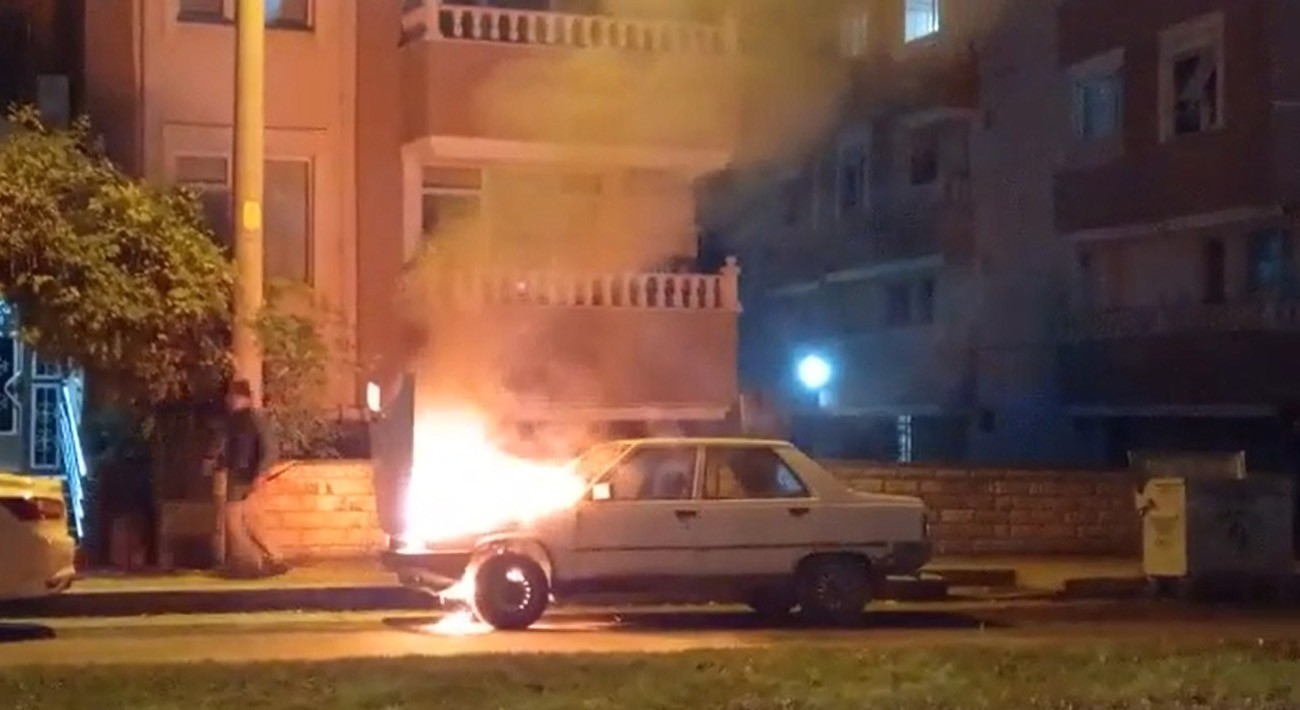 Sürücünün çalıştırdığı otomobil alev topuna döndü