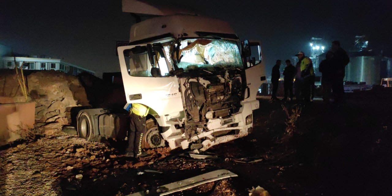 Çekicinin çarptığı minibüs şarampole yuvarlandı: 14 yaralı