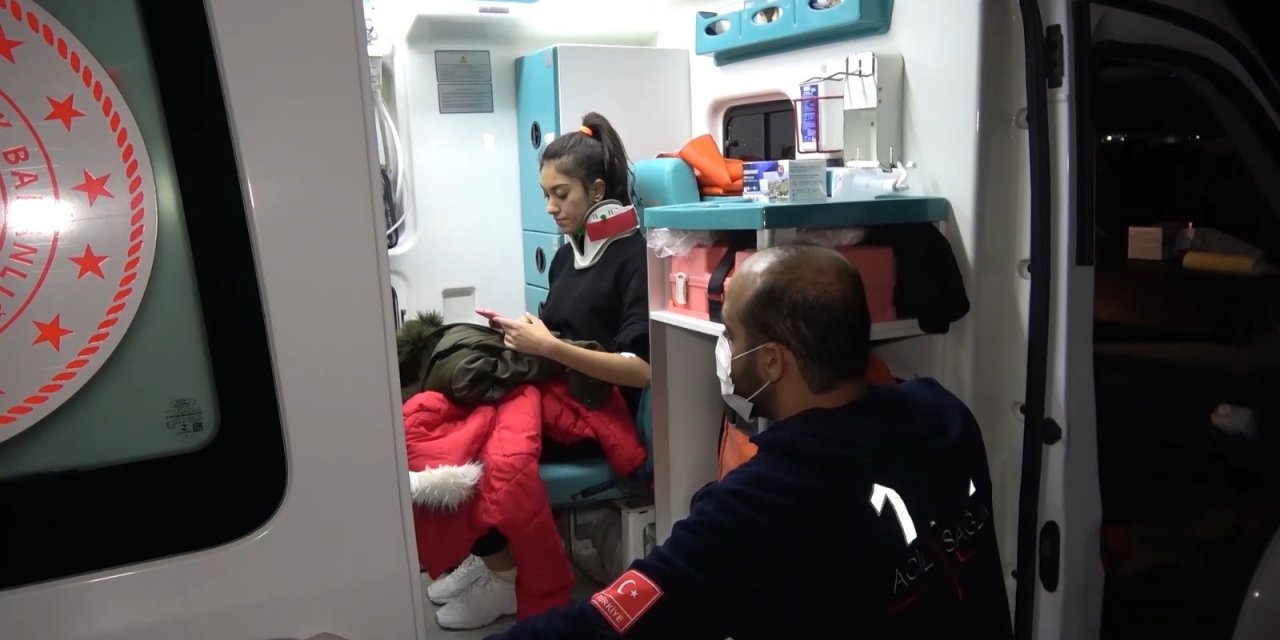 Otomobil yola fırlayan domuza çarptı: 3 yaralı