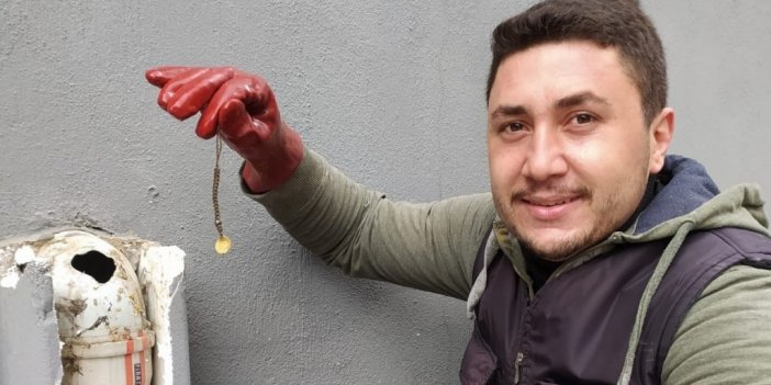 Tıkanan su giderinden altın çıktı