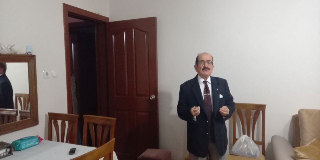 Emekli öğretmen Rifat Koçak 56 yıldır takım elbisesini ve kravatını çıkartmıyor