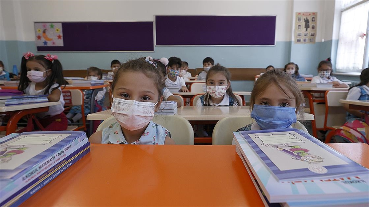 Öğretmen Başına Düşen Öğrenci Sayısı İlköğretimde 15, Ortaöğretimde 13'e İndi