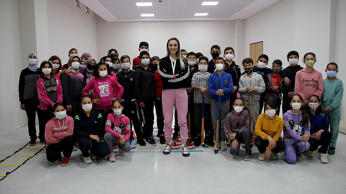 Köy Okulundan Şampiyonlar Çıkaran Cansu Öğretmen Gözünü Yeni Madalyalara Dikti