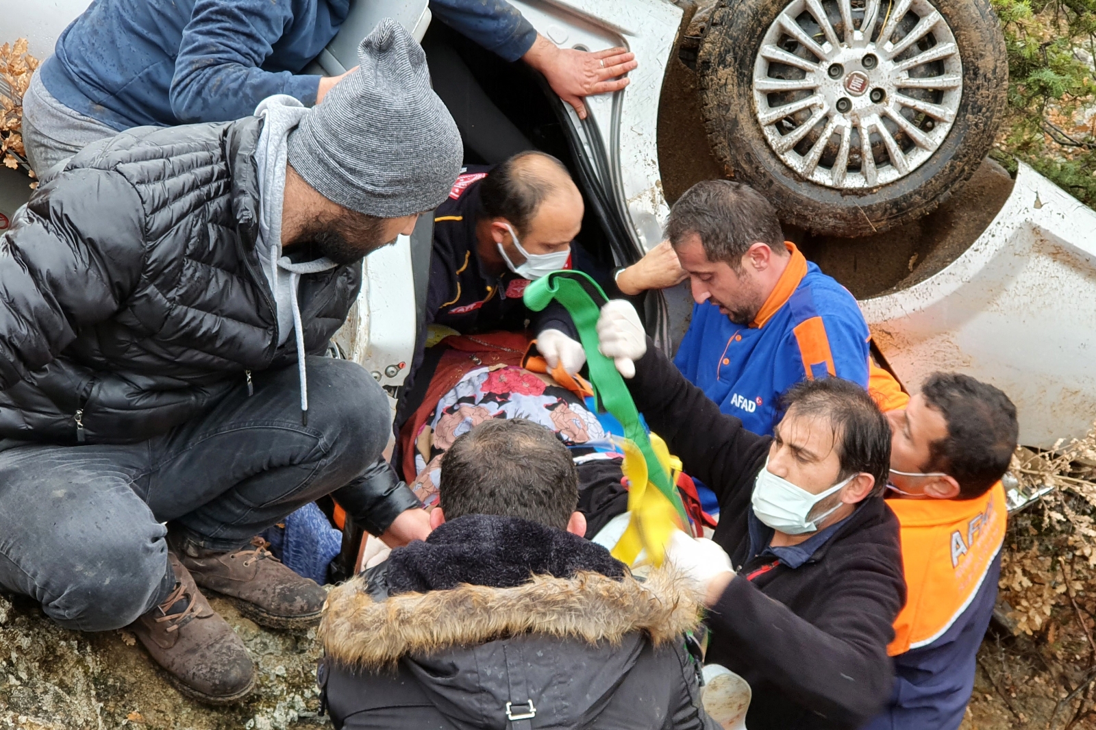 Virajı alamayan otomobil 45 metrelik uçuruma yuvarlandı: 4 yaralı