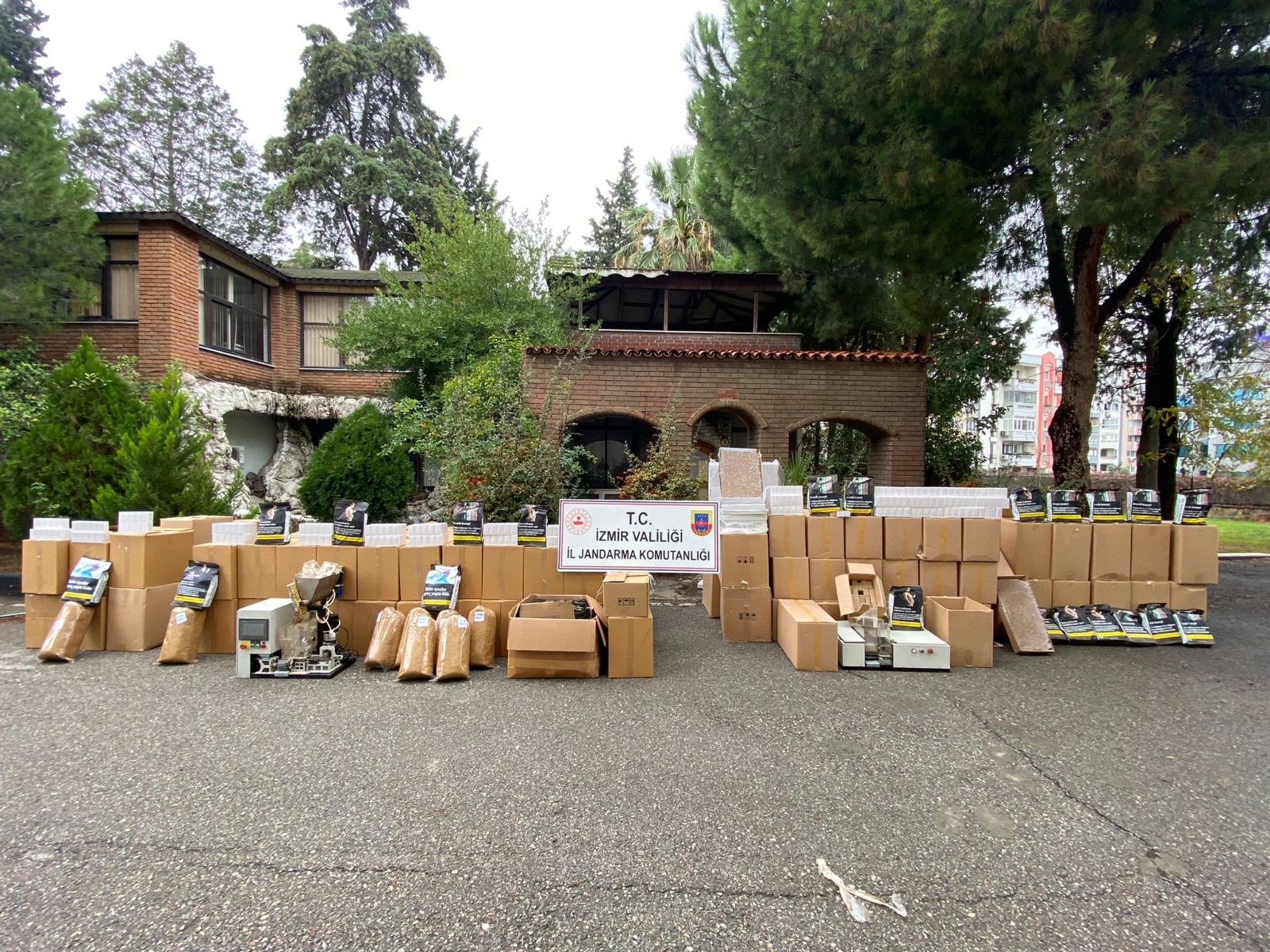 İzmir ve Manisa’da piyasa değeri 2,5 milyon liralık kaçak sigara ele geçirildi