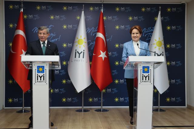 Ahmet Davutoğlu ve Meral Akşener'den dikkat çeken mesajlar: O da paketlenir