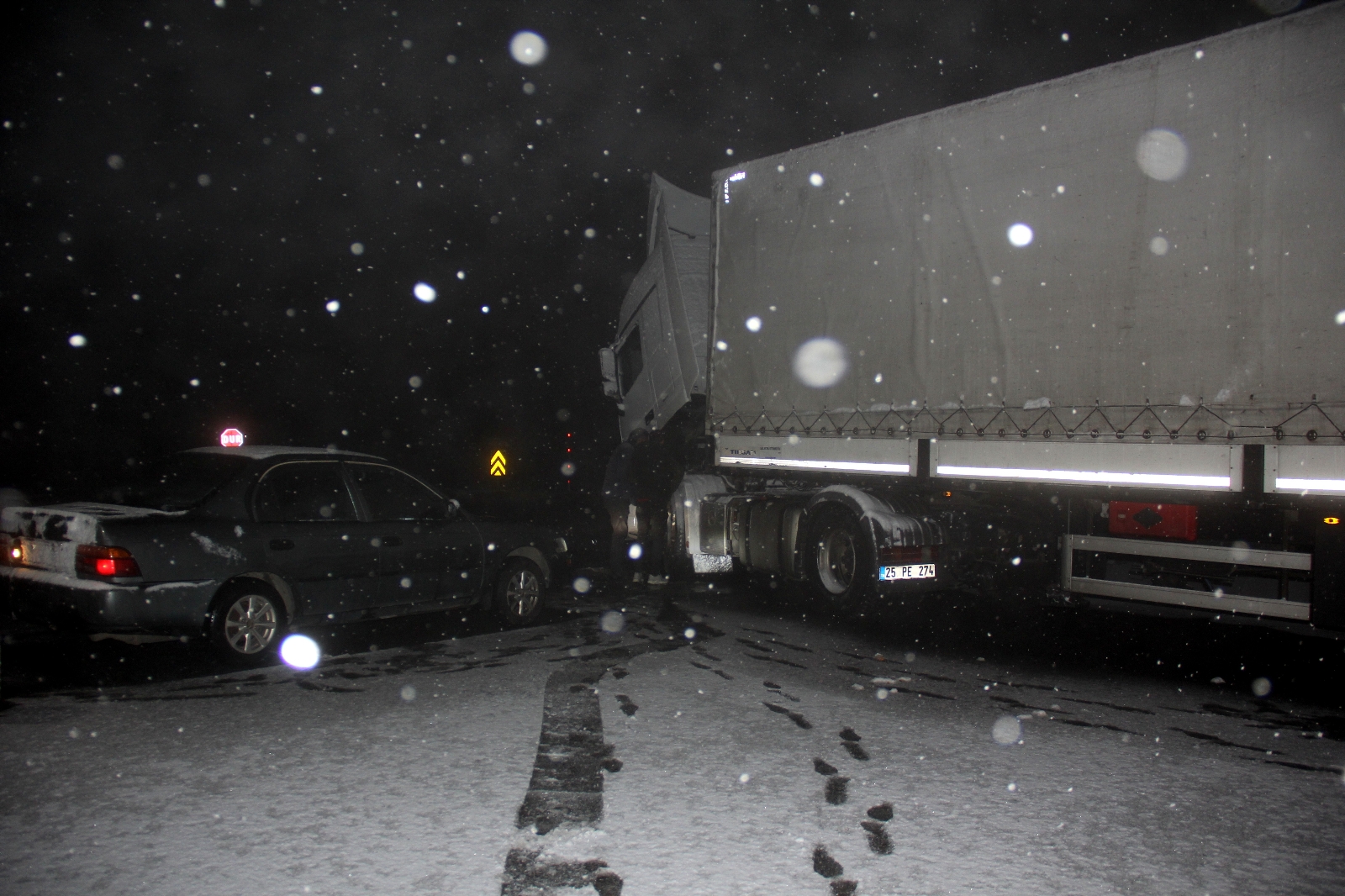 Erzincan ve Bayburt’un yüksek kesimlerinde kar yağışı etkili oldu