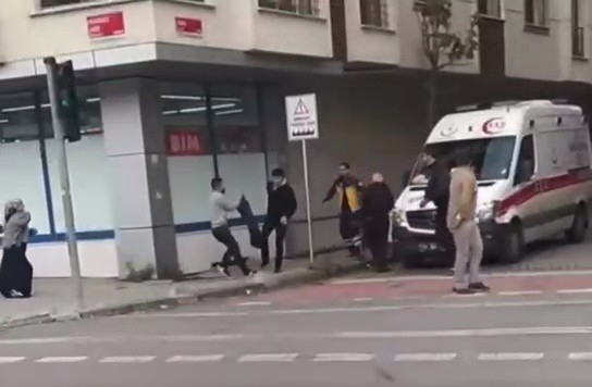 Bağcılar’da ‘halı silkeleme’ kavgası kanlı bitti: 3 yaralı