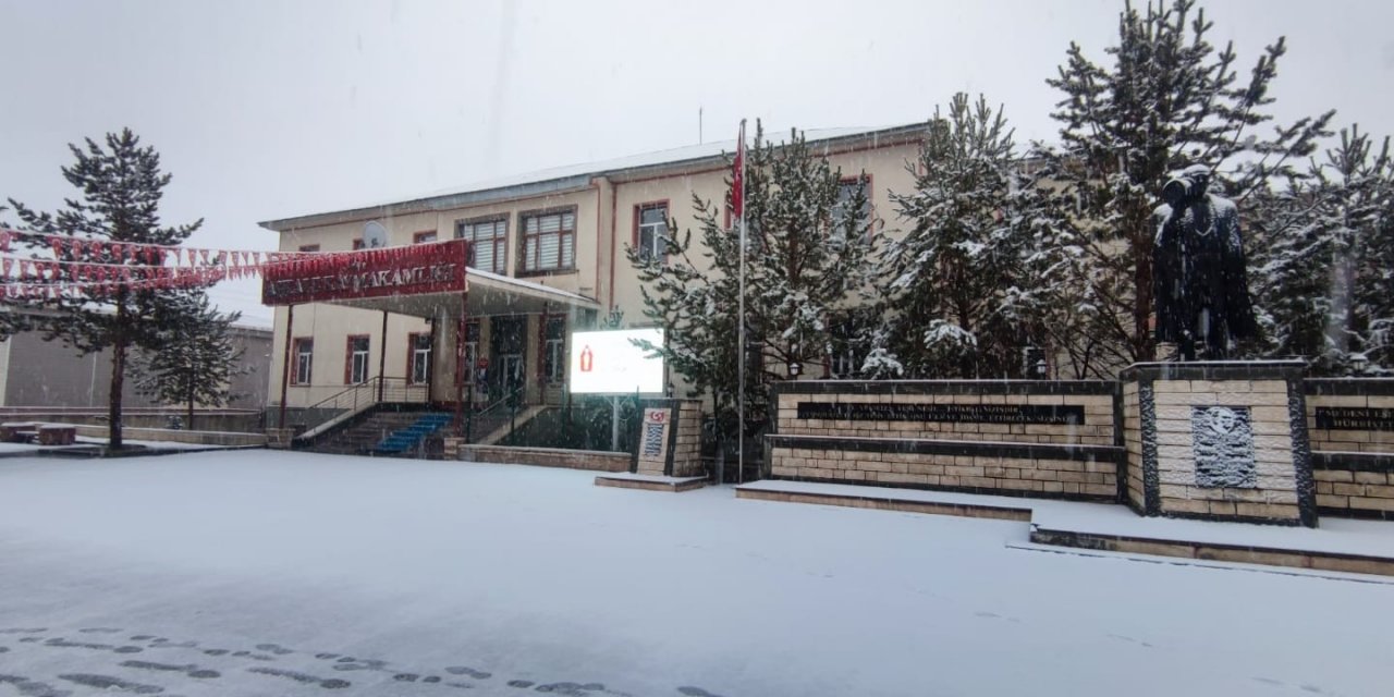 Aşkale güne kar yağışı ile başladı