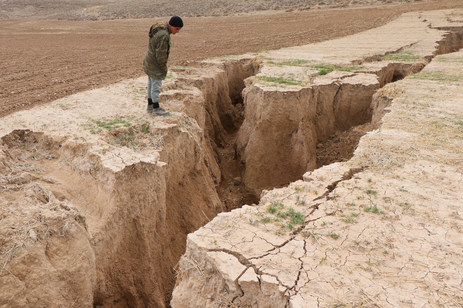 Aksaray’da arazide korkutan yarıklar