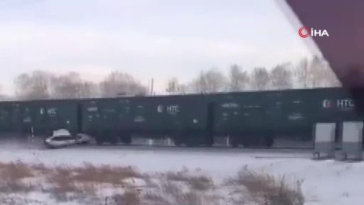 Rusya’da yük treni altına aldığı aracı metrelerce sürükledi: 1 ölü