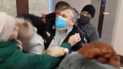 Rusya’da kısıtlamalara karşı çıkan grup yerel meclisi basmaya çalıştı