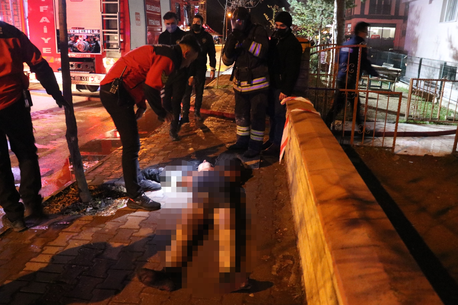 İntihar girişiminde bulunmak için önce kollarını ve bacaklarını kesti, sonra apartmanı ateşe verdi