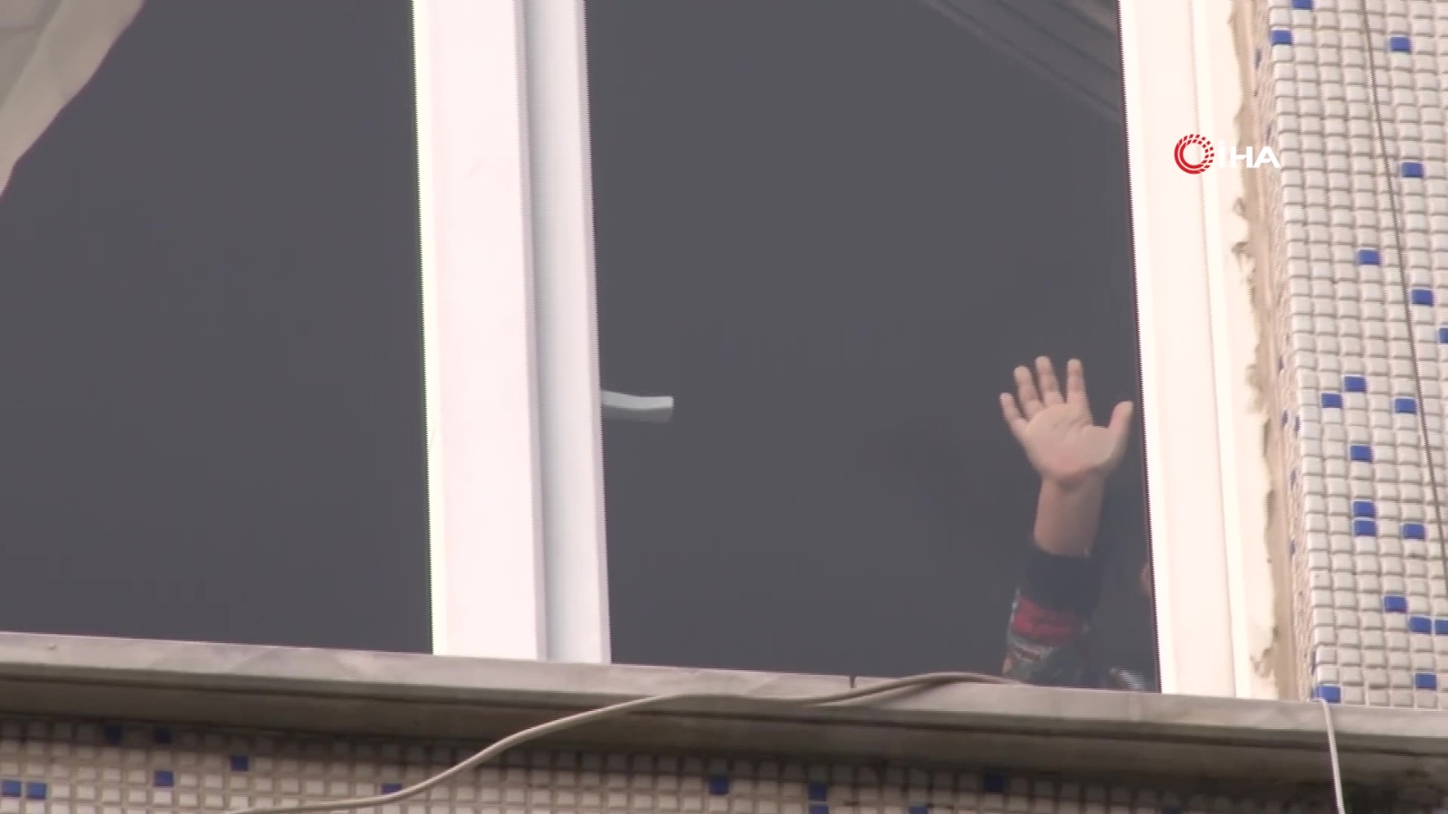 Anne kart almaya gitti, çocuklar evde mahsur kaldı