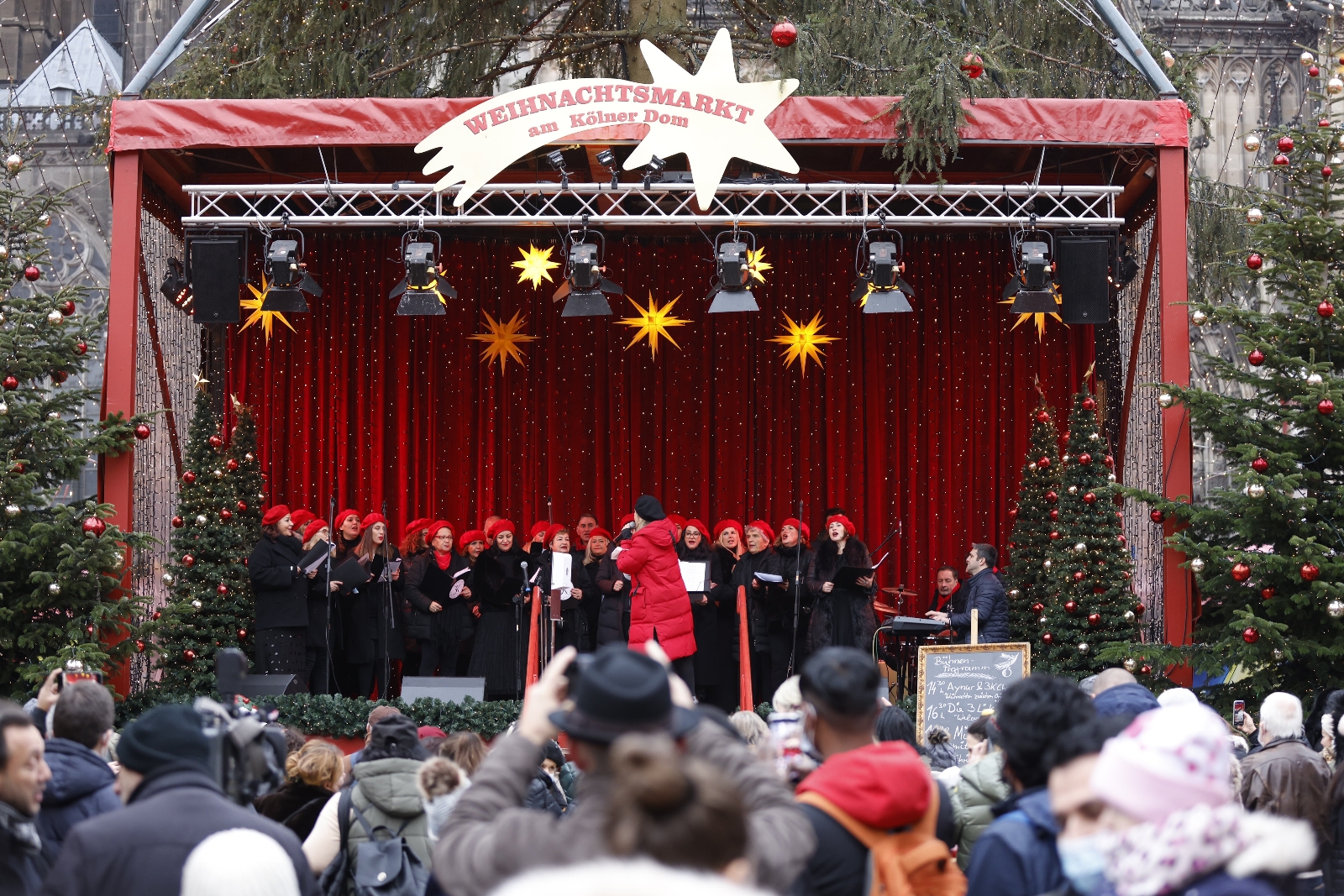 Türk Korosundan Tarihi Dom Katedrali Meydanı’nda Konser
