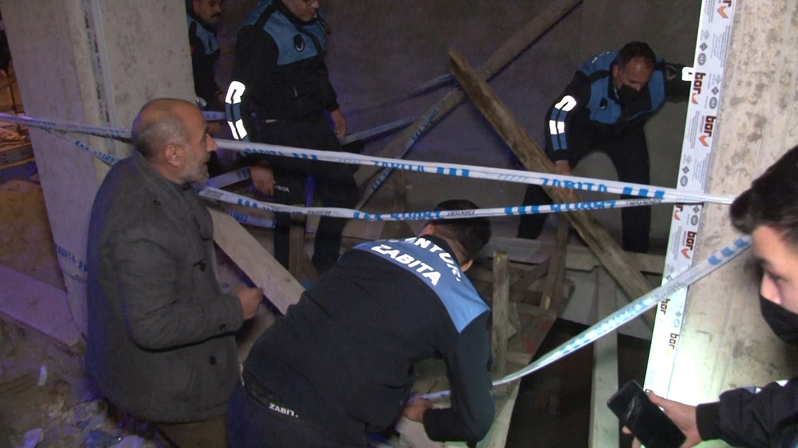 Ekmek Almaya Giderken Köpek Kovaladı, Merdiven Boşluğuna Düştü