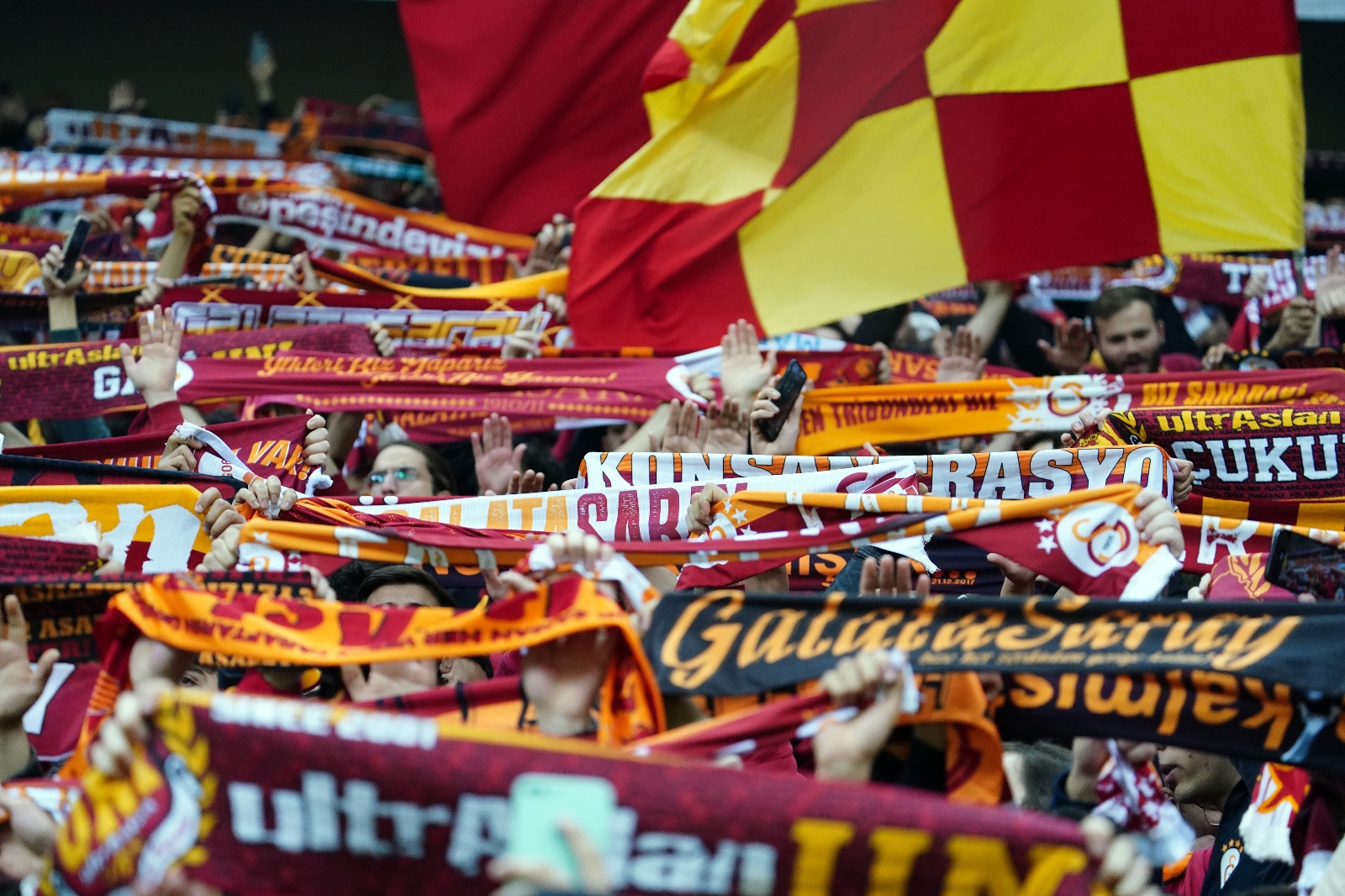 UEFA Avrupa Ligi: Galatasaray: 4 - Marsilya: 2 (Maç sonucu)