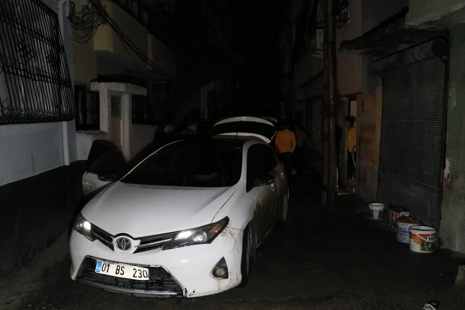 Ayrılan eşlerin aileleri arasında silahlı kavga: 3 yaralı