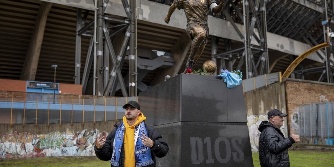 Napoli'de Maradona'nın ölüm yıldönümünde heykeli dikildi