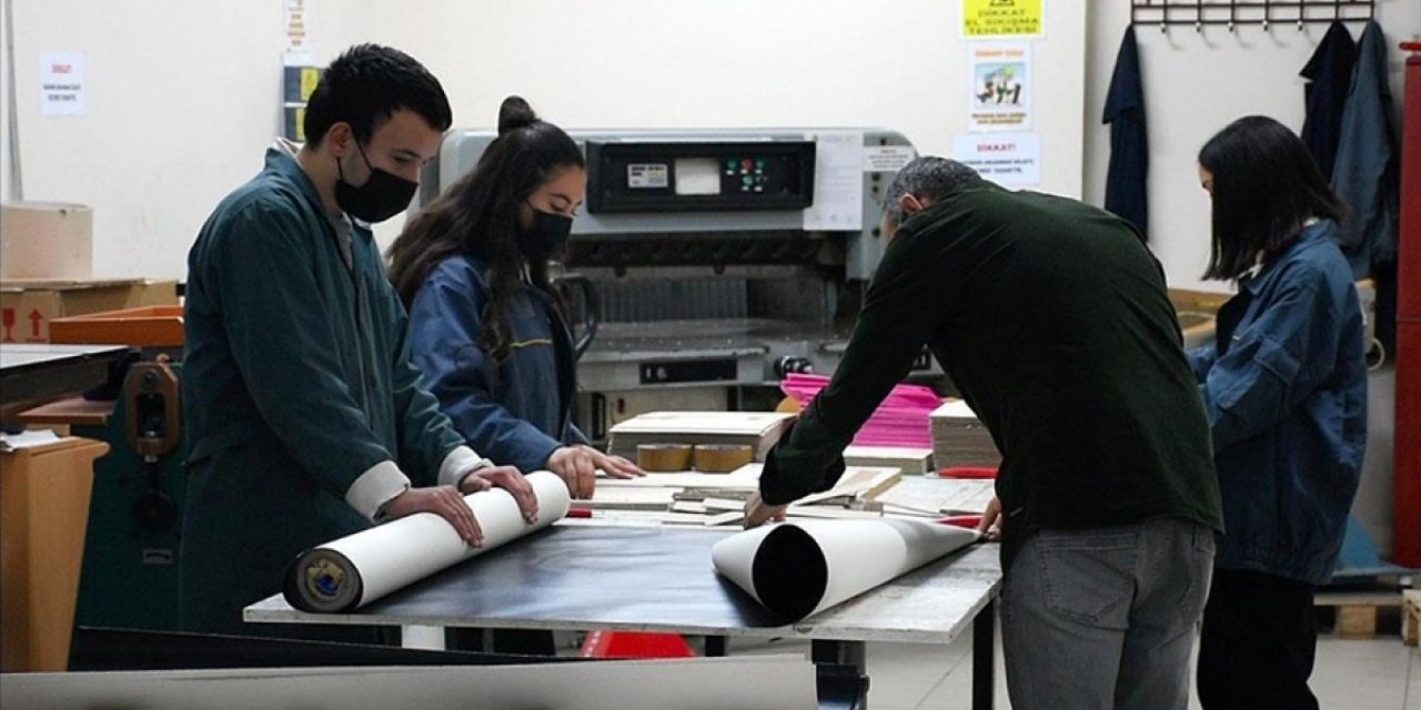 Bursa'da meslek lisesinde matbaacılığı öğrenen gençler, hem kazanıyor hem kazandırıyor