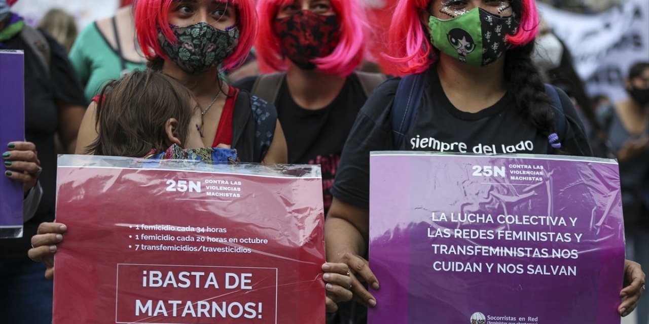 Arjantin'de binlerce kişi kadına şiddeti protesto ederek yürüyüş düzenledi