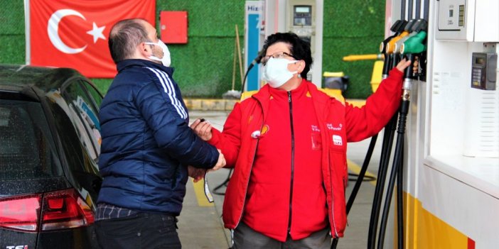 Bu benzinliğe giren gördüğü manzara karşısında şaşkına dönüyor