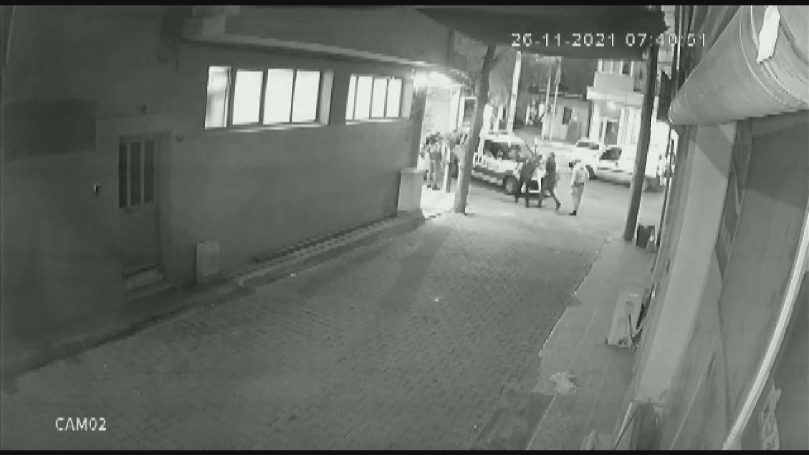 İzmir’de polisin sırtından bıçaklandığı an kamerada