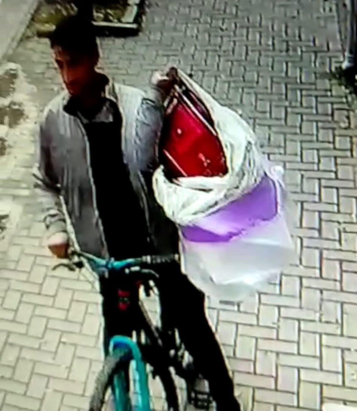 Isıtıcı ve fırın çalan hırsız saniye saniye kamerada