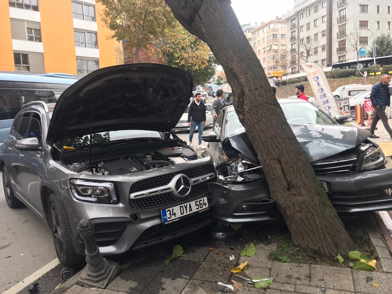 Kadıköy’de kadın sürücü fren yerine gaza bastı, ortalık savaş alanına döndü