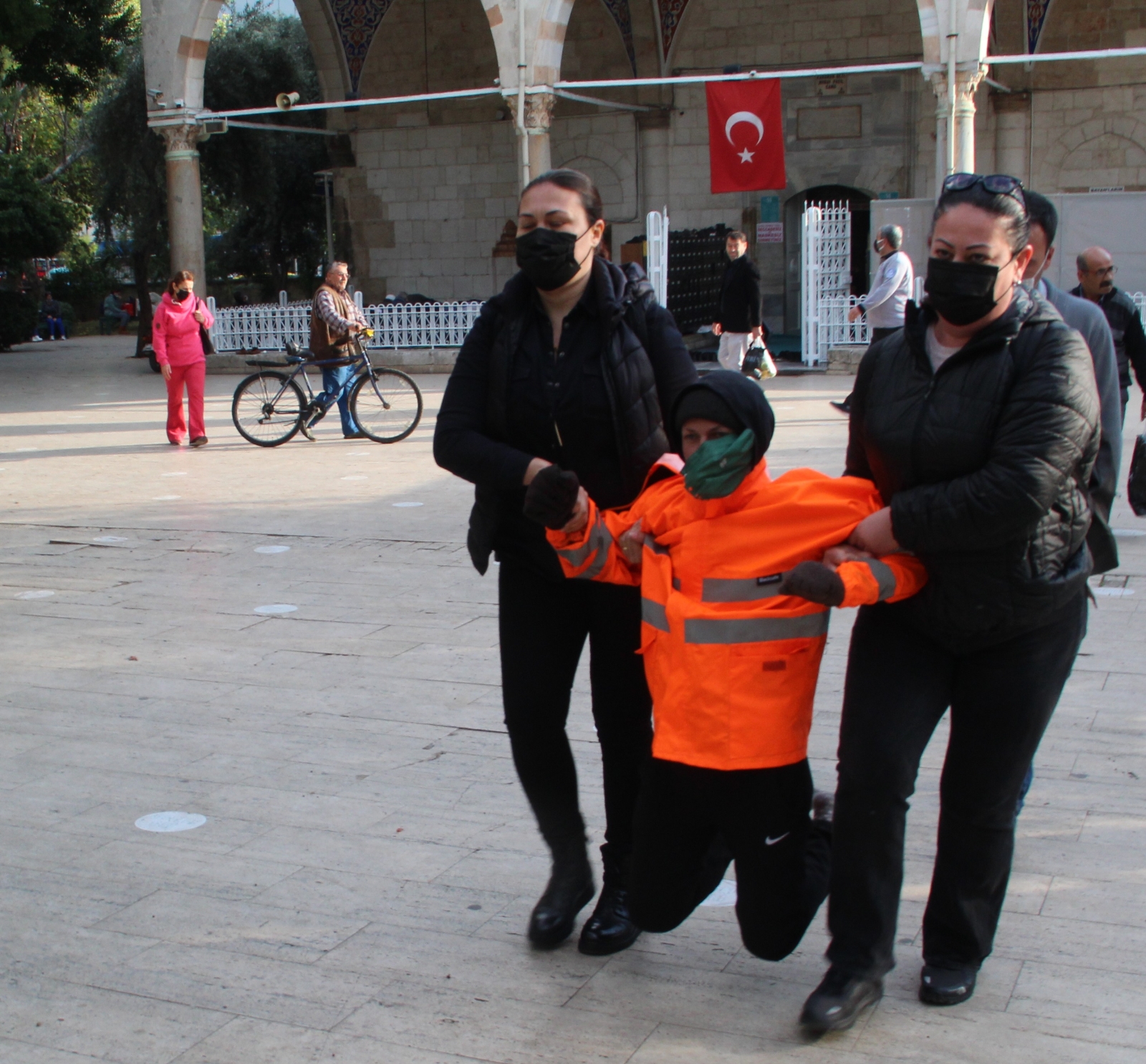Camide uygunsuz hareketlerde bulunan Rus kadın, polis tarafından güçlükle çıkartıldı