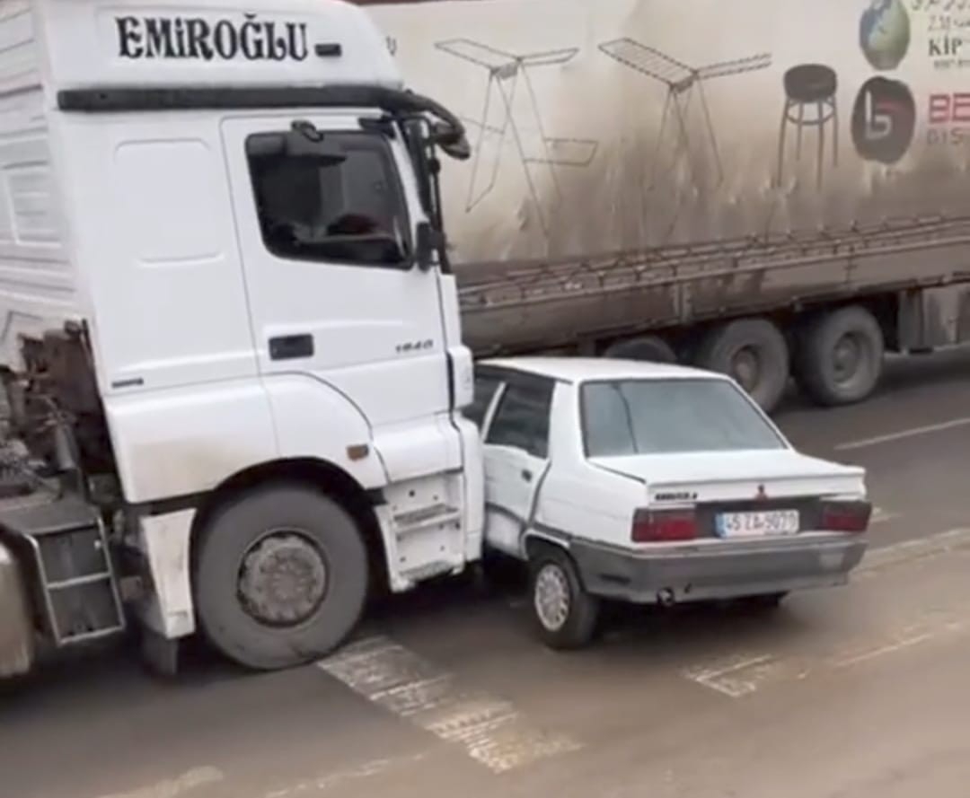 Mardin'in Kızıltepe ilçesinde tır önüne aldığı otomobili metrelerce sürükledi.