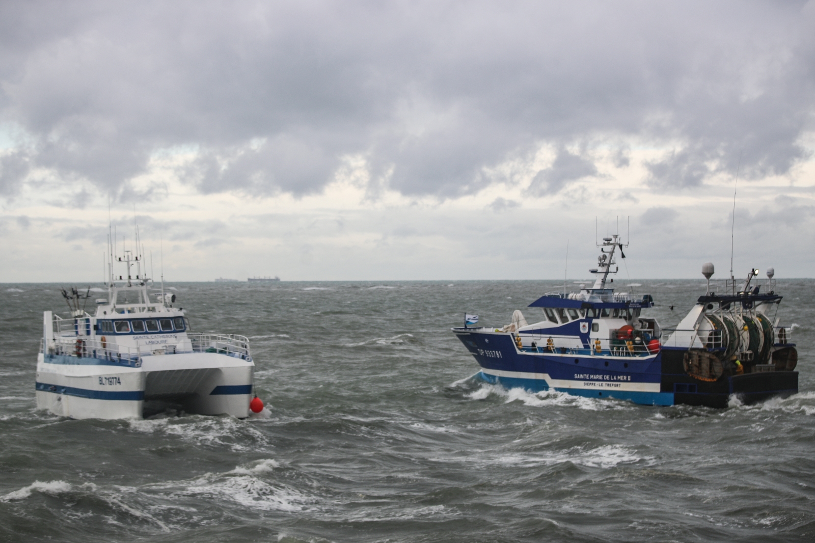 Fransız balıkçılardan Manş Tüneli ve 3 limanda “balıkçılık ruhsatı” protestosu