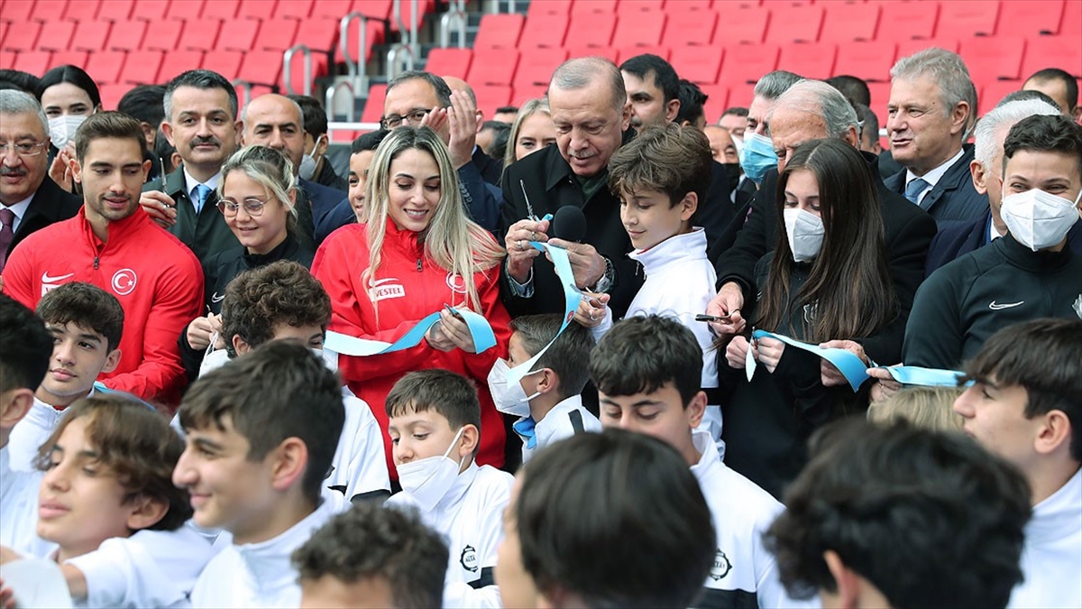 Cumhurbaşkanı Erdoğan, Alsancak Mustafa Denizli Stadı'nın Açılışını Yaptı