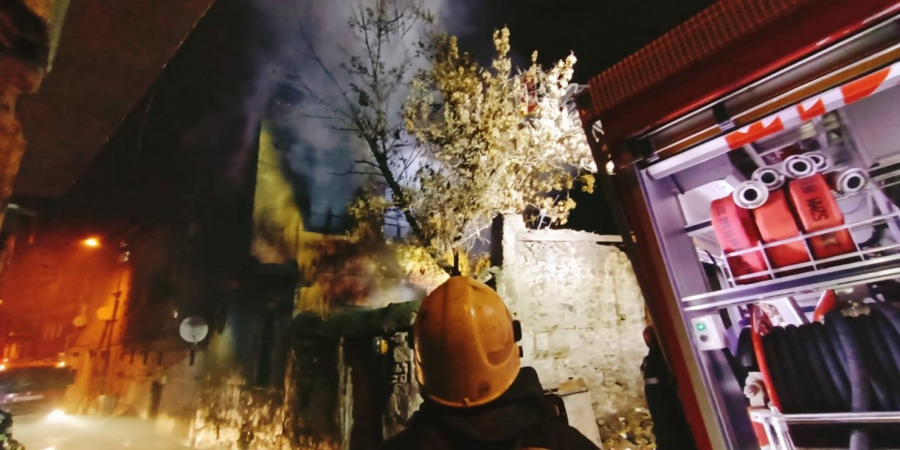 Erzurum'da Alevler 2 Katlı Metruk Binayı Kül Etti