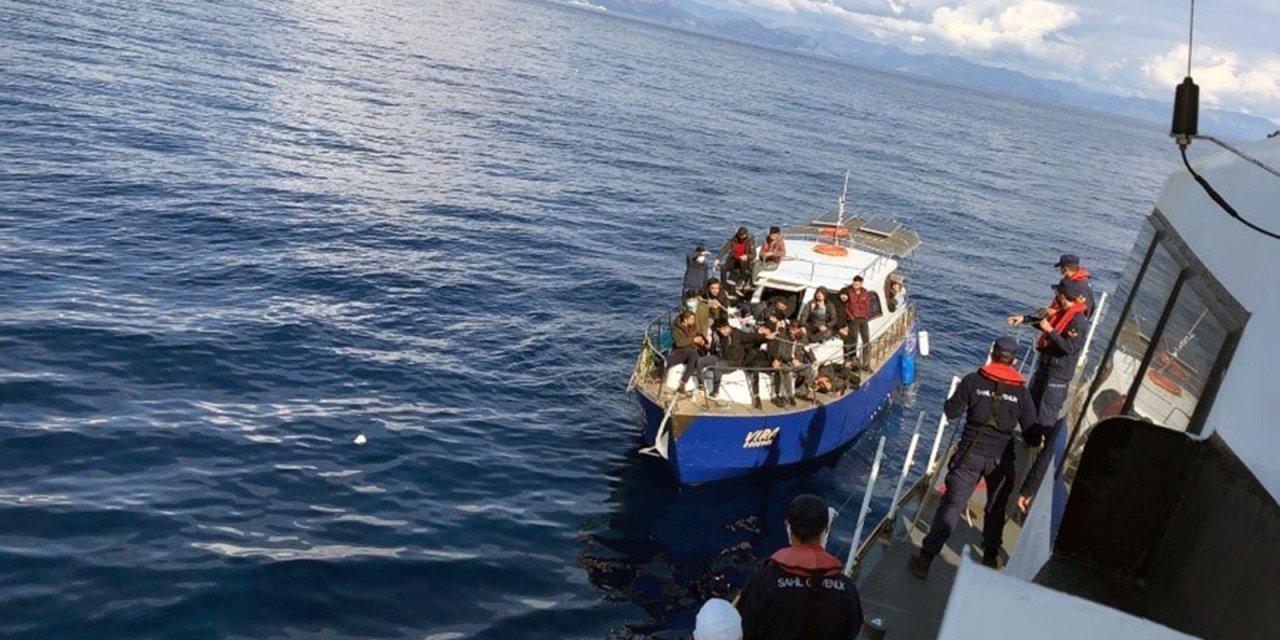 Yunanlılar göçmenleri özel tekne ile geri gönderdi